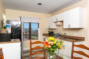 Réfrigérateur, micro-ondes, plaque de cuisson, cafetiÚre/bouilloire