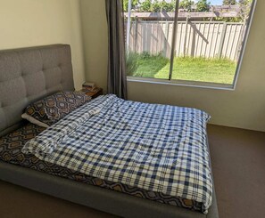 2 habitaciones, tabla de planchar con plancha, wifi y ropa de cama