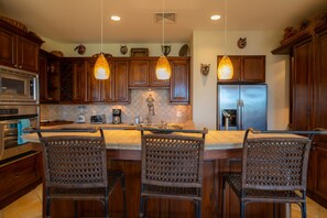 Kjøleskap, mikrobølgeovn, ovn og kokeplater