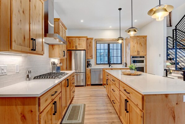 Réfrigérateur, four à micro-ondes, un four, surface de cuisson