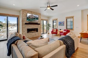 Smart TV, chimenea, videojuegos y biblioteca musical 