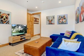 Smart TV, chimenea, videojuegos y biblioteca musical 