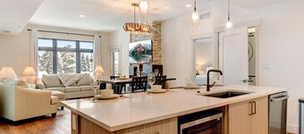 Downtown WP Condo 3203 I Hot Tub I AC I Views I Gas Firepit I Bunk Room I Discounted Attractions