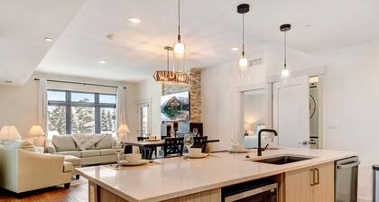 Downtown WP Condo 3203 I Hot Tub I AC I Views I Gas Firepit I Bunk Room I Discounted Attractions