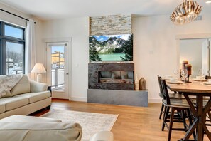 Smart TV, chimenea, videojuegos, biblioteca de música