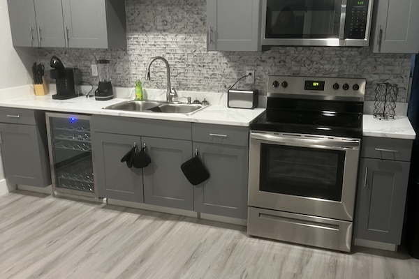 Køleskab, mikrobølgeovn, ovn, kogeplade