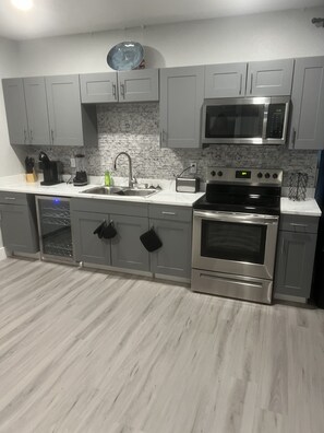 Kühlschrank, Mikrowelle, Ofen, Herdplatte