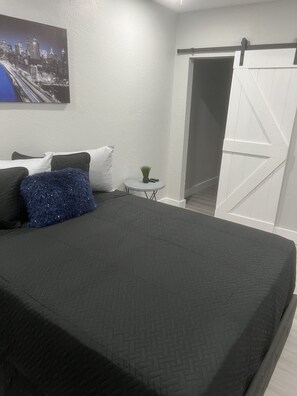 1 habitación, tabla de planchar con plancha, wifi y ropa de cama 