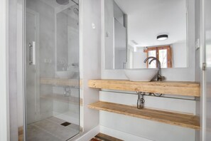 Een haardroger, handdoeken