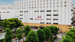 Un moderno edificio de hotel con la señalización 'Atre' y 'Hotel Mets'.