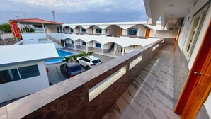 Un hôtel moderne doté d’une piscine, de nombreuses chambres et d’un espace extérieur couvert.