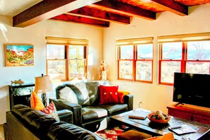 Smart TV, fireplace - Entire home with privacy and views 10 mins to town 25mins to ski area (El Prado)