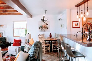 Smart TV, fireplace - Entire home with privacy and views 10 mins to town 25mins to ski area (El Prado)