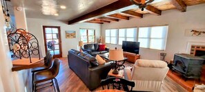 Smart TV, fireplace - Entire home with privacy and views 10 mins to town 25mins to ski area (El Prado)