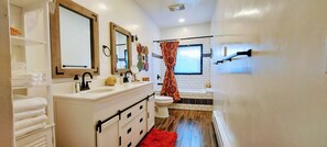 Hair dryer, towels, soap, toilet paper - Entire home with privacy and views 10 mins to town 25mins to ski area  (El Prado)