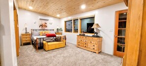 4 bedrooms, desk, iron/ironing board, free WiFi