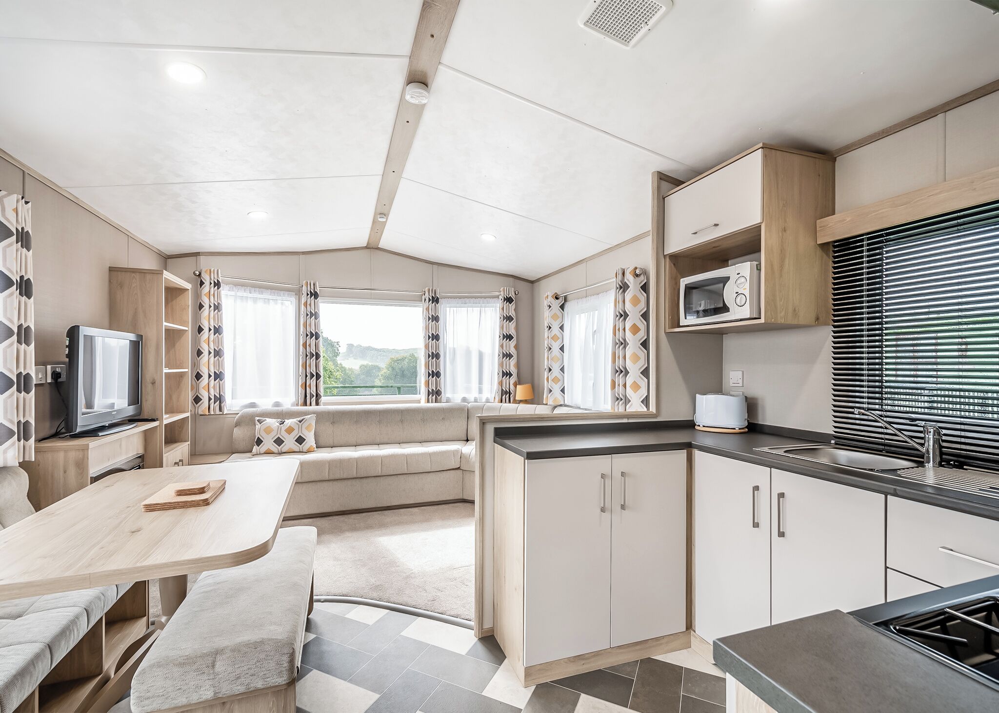 Kjøleskap, ovn, kokeplater og brødrister