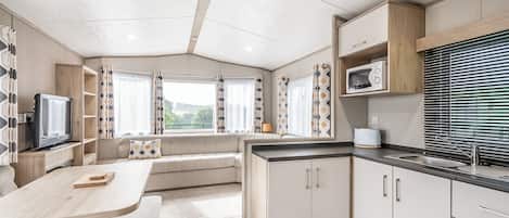 Réfrigérateur, four, plaque de cuisson, grille-pain