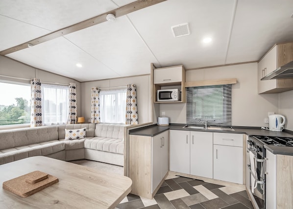 Kjøleskap, ovn, kokeplater og brødrister