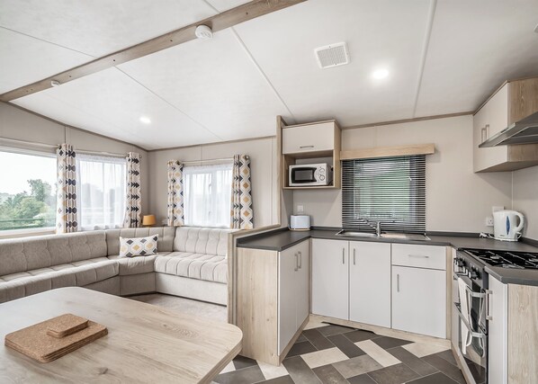 Réfrigérateur, un four, surface de cuisson, grille-pain