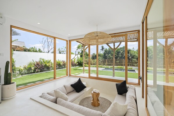 Deluxe-Villa, 3 Schlafzimmer | Wohnzimmer | 35-Zoll-Flachbildfernseher mit Satellitenempfang