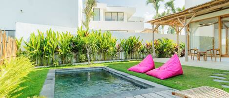 حمّام سباحة خارجي، مقاعد للتشمس