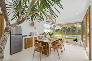 Villa Deluxe, 3 habitaciones | Cocina privada | Frigorífico, placa de cocina y utensilios de cocina