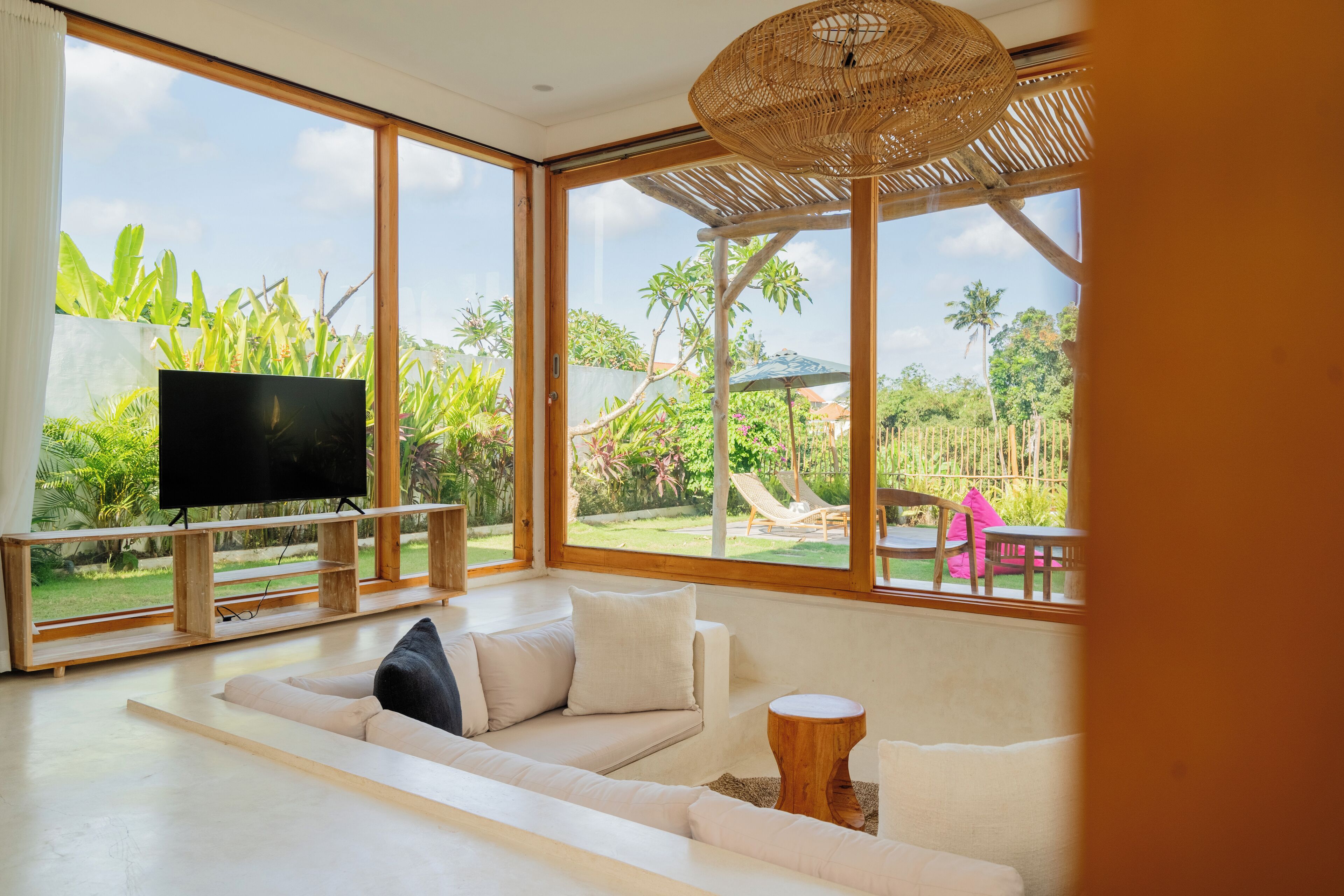 Deluxe-huvila, 3 makuuhuonetta | Oleskelualue | 35–tuumainen taulutelevisio, jossa satelliittikanavat