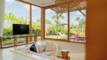 Deluxe-huvila, 3 makuuhuonetta | Oleskelualue | 35–tuumainen taulutelevisio, jossa satelliittikanavat