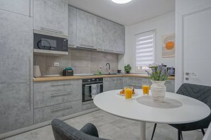 Fridge, microwave, oven, stovetop - Mountain Hideaway w. Netflix and Mountain View (Brașov)