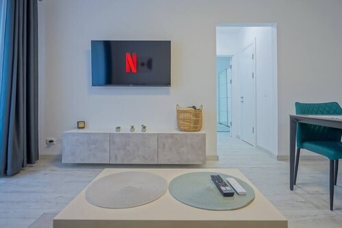 Mountain Hideaway w. Netflix and Mountain View