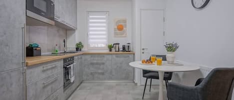 Een koelkast, een magnetron, een oven, een kookplaat