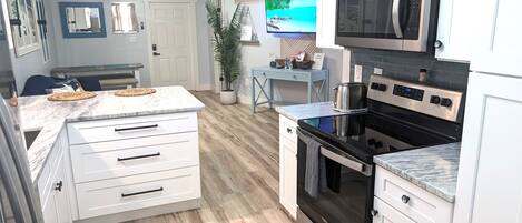 Jääkaappi, mikroaaltouuni, uuni, liesi