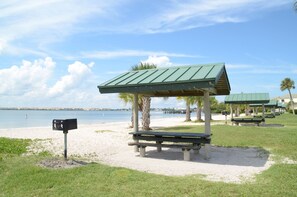 Ligstoelen aan het strand, strandlakens