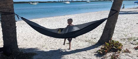 Chaises longues, serviettes de plage