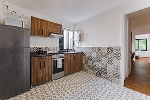 Réfrigérateur, four à micro-ondes, un four, surface de cuisson