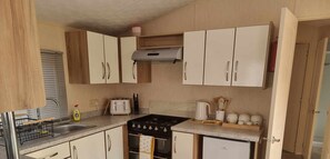 Fridge, microwave, oven, stovetop - Robin hood rhyl, over the road from the beach (Rhyl)