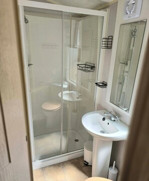 Bathroom - Robin hood rhyl, over the road from the beach (Rhyl)