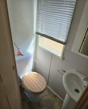 Bathroom - Robin hood rhyl, over the road from the beach (Rhyl)