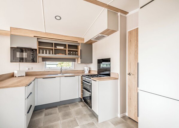 Een koelkast, een oven, een kookplaat, een broodrooster