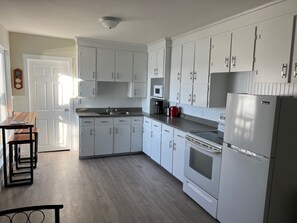 Mikrobølgeovn, ovn, kokeplater og høy barnestol