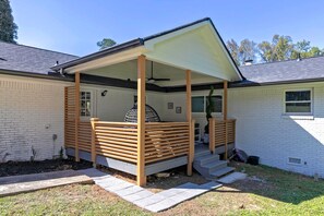 Exterior - The Oak Tree Oasis - Huge, 2 Primary Suites, Fenced Yard, Luxury Updates! (Mableton)