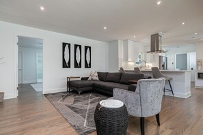 Living area - The Oak Tree Oasis - Huge, 2 Primary Suites, Fenced Yard, Luxury Updates! (Mableton)