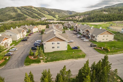 Remodeled, cozy condo near Big Sky Resort!