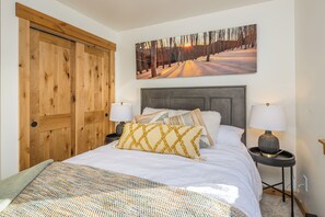 2 bedrooms, iron/ironing board, free WiFi, bed sheets - Remodeled, cozy condo near Big Sky Resort! (Big Sky)