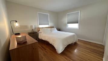 3 bedrooms, desk, iron/ironing board, travel crib