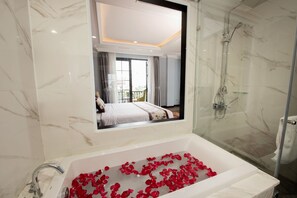 Executive Suite | Bathroom