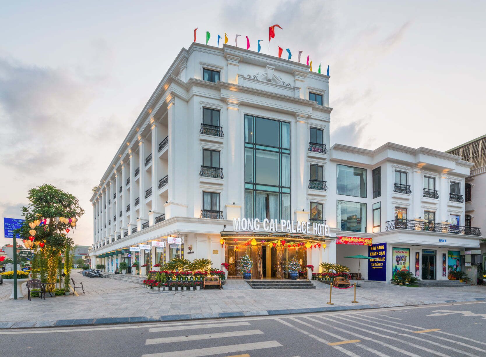 Un hotel de varios pisos con un diseño arquitectónico clásico, que cuenta con balcones y ventanas amplias.