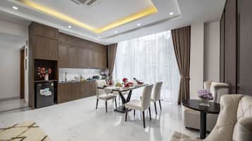 Suite familiar | Servicio de comidas en la habitación