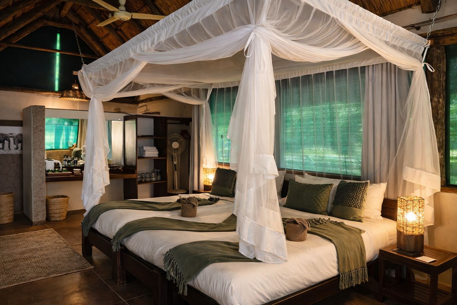 Luksus-alpehytte, elveutsikt | Individuelt dekorert, individuelt innredet og skrivebord